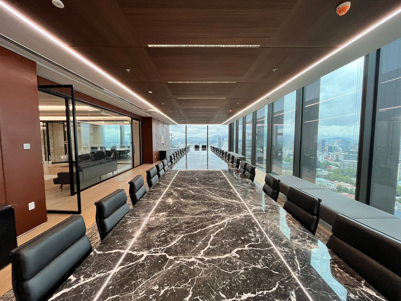 Imagen alta en el tercio derecho.