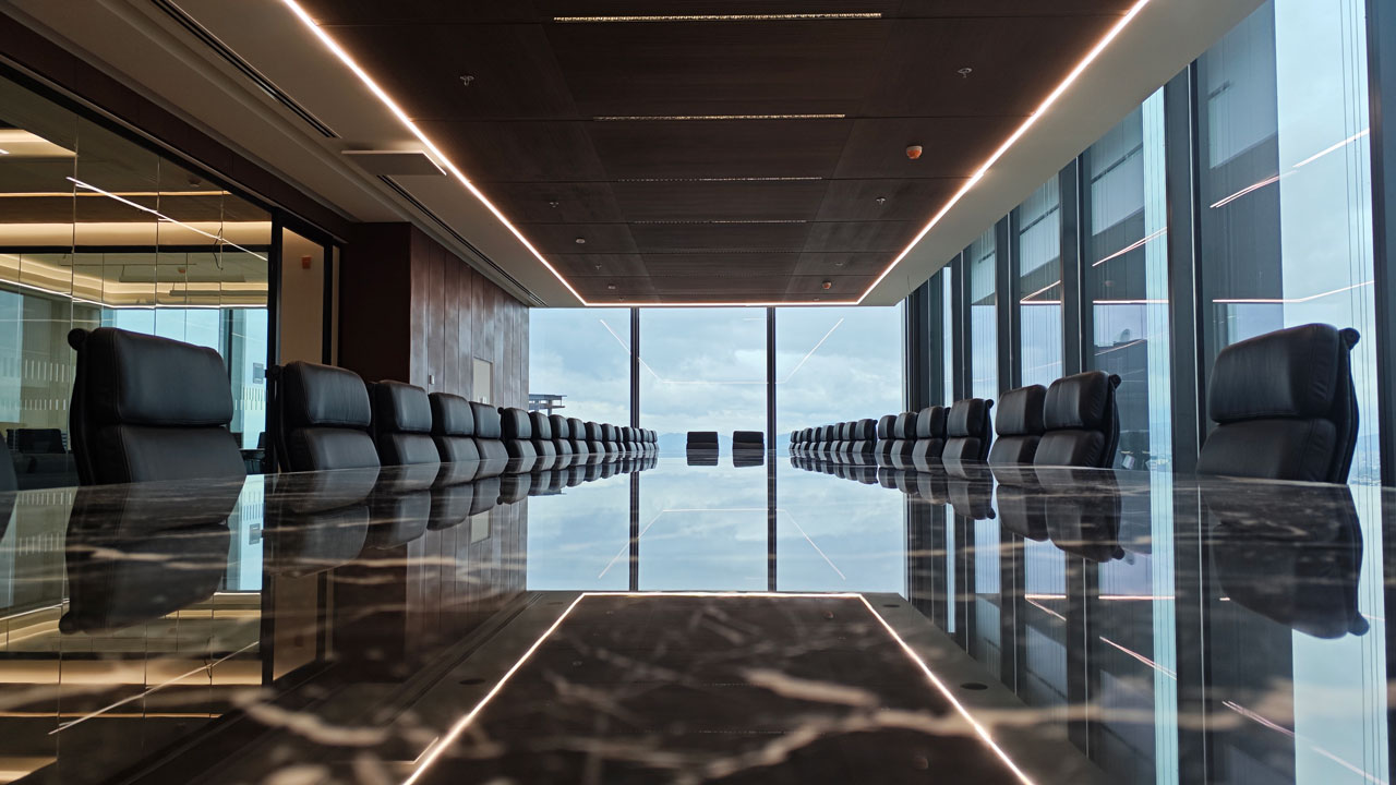 Imagen superior en los dos tercios derechos.