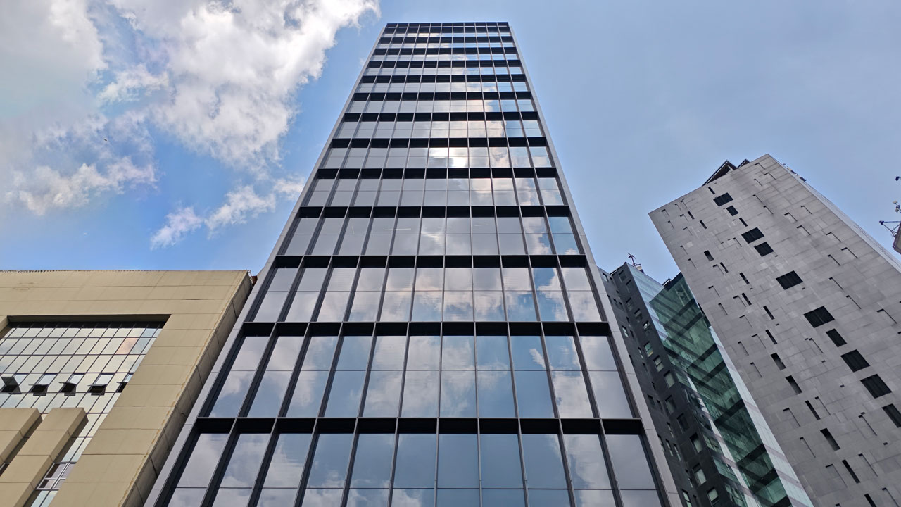 Imagen inferior en los dos tercios derechos.