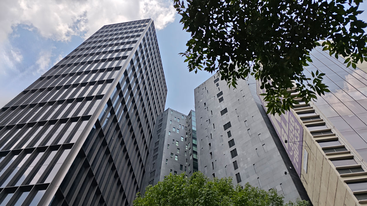 Imagen inferior en los dos tercios izquierdos.