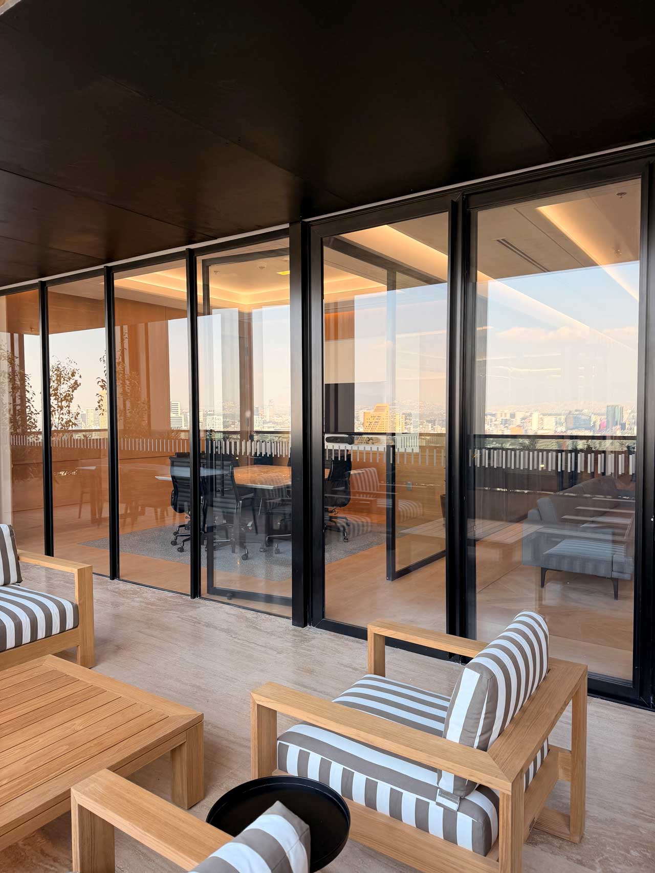 Imagen inferior en los dos tercios derechos.