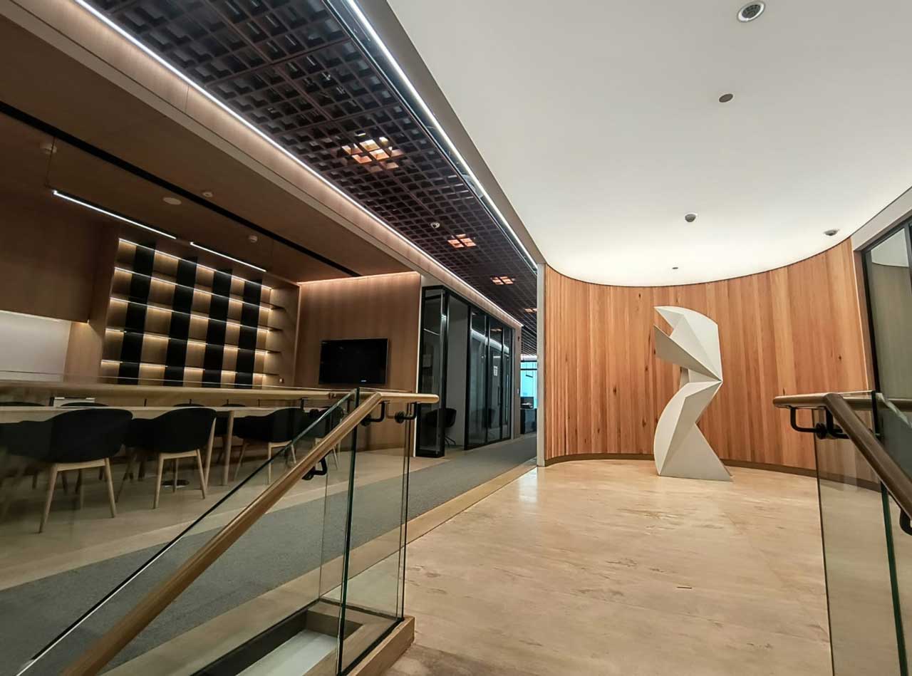 Imagen superior en los dos tercios izquierdos.