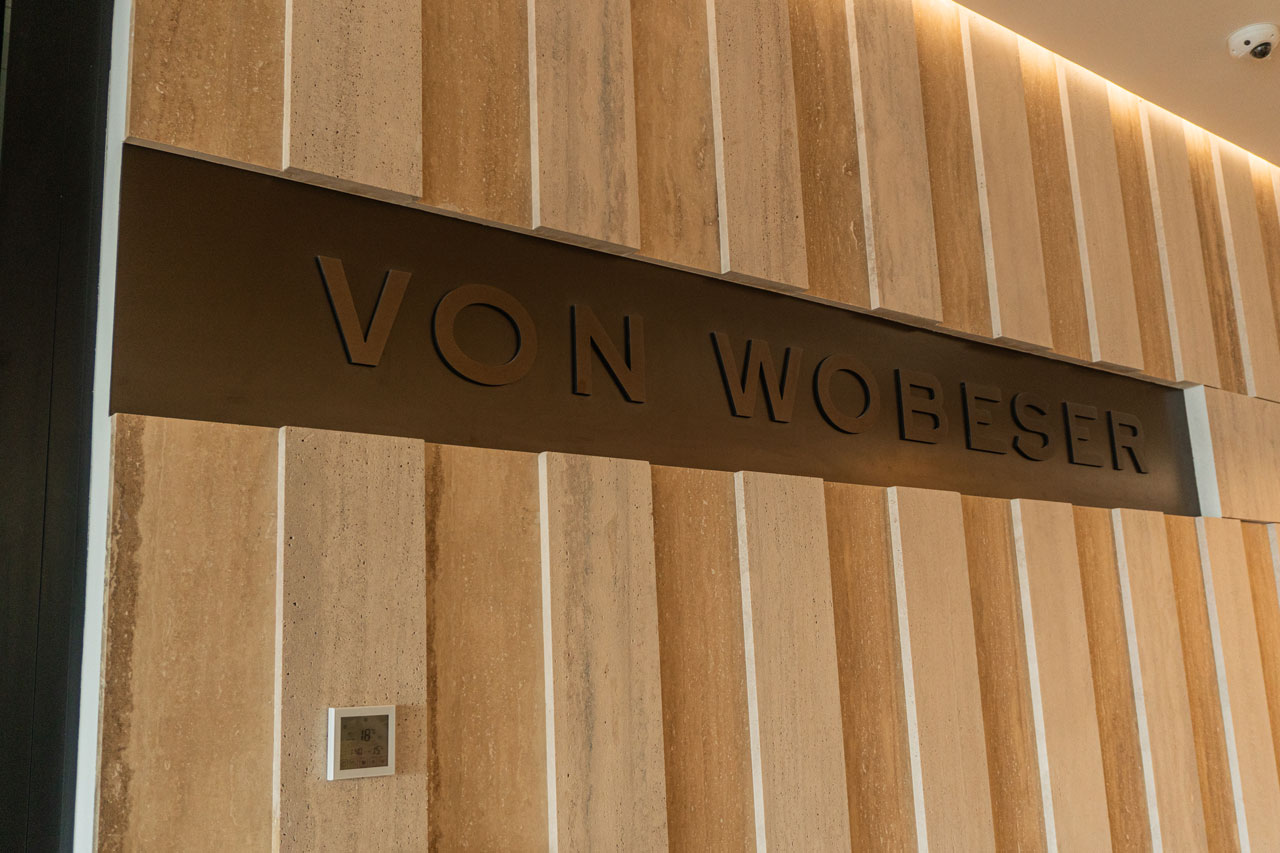 Imagen superior en los dos tercios derechos.