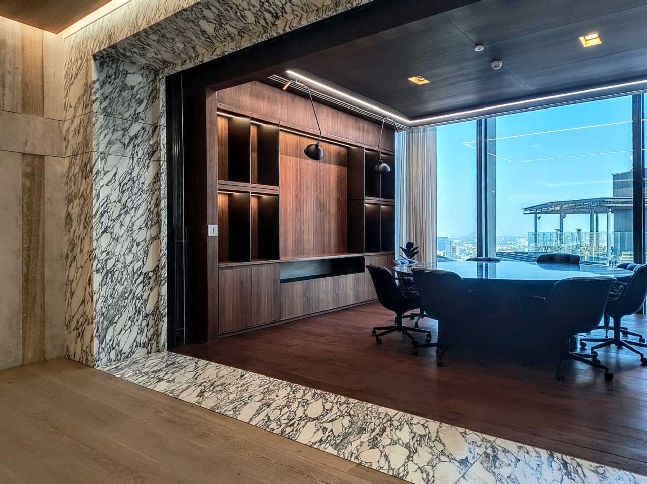 Imagen alta en el tercio izquierdo.